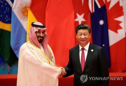 시진핑 중국 국가주석(오른쪽)과 무함마드 빈 살만 사우디아라비아 왕세자. 사진=연합뉴스
