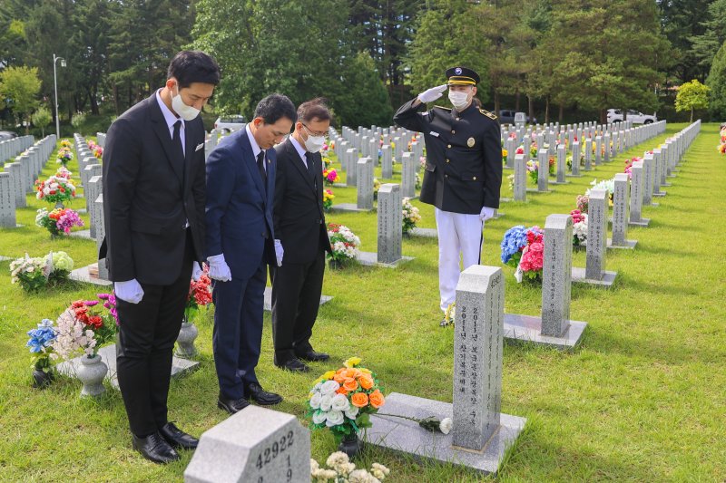 박민식 국가보훈처장(왼쪽에서 두 번째)이 국립대전현충원 묘역을 참배하고 있다. 사진=국가보훈처 제공