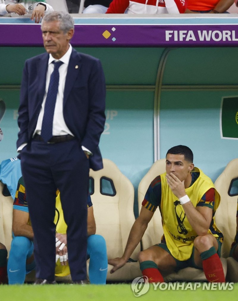 산투스 감독(왼쪽)과 호날두 Soccer Football - FIFA World Cup Qatar 2022 - Round of 16 - Portugal v Switzerland - Lusail Stadium, Lusail, Qatar - December 6, 2022 Portugal coach Fernando Santos looks on as Cristiano Ronaldo watches the match from the substitutes bench REUTERS/Suhaib Salem