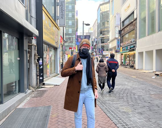 11일 서울 중구 명동거리에서 만난 오스트리아 출신 쥴리엔씨(19)가 포즈를 취하고 있다./사진= 주원규 기자