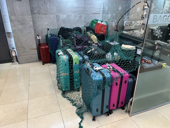 11일 오후 서울 중구 명동거리 한 관광호텔 로비에 관광객들이 맡긴 캐리어가 쌓여있다./ 사진= 주원규 기자