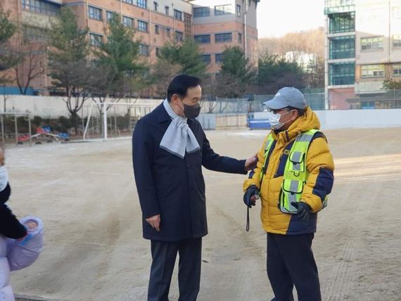 임태희 경기도교육감 "의무적 학부모 등하교 지도 부담 낮추겠다"