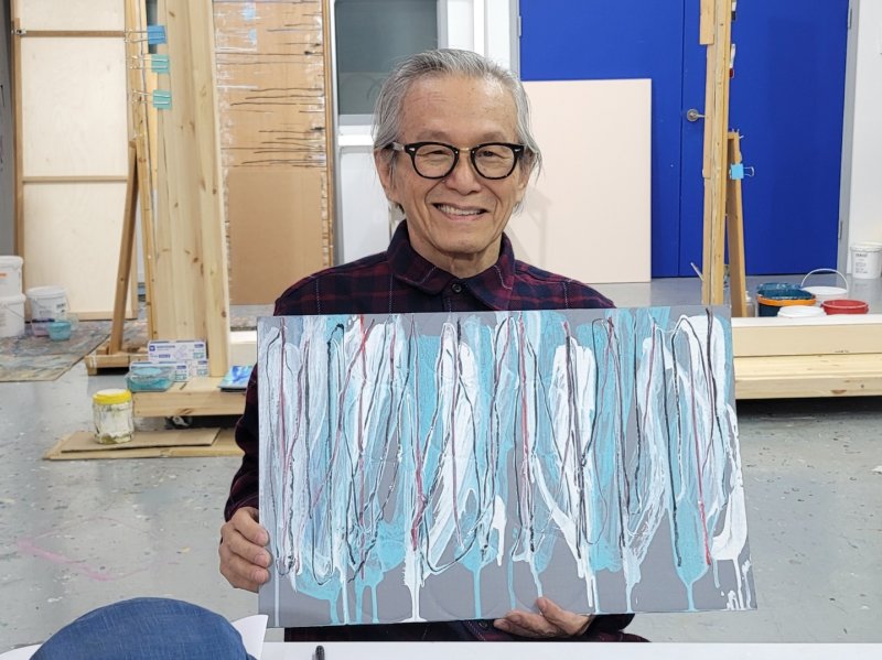 [서울=뉴시스]이건용 화백이 예술나눔 공익재단법인 아이프칠드런 출범준비 후원경매 출품작을 소개하고 있다.