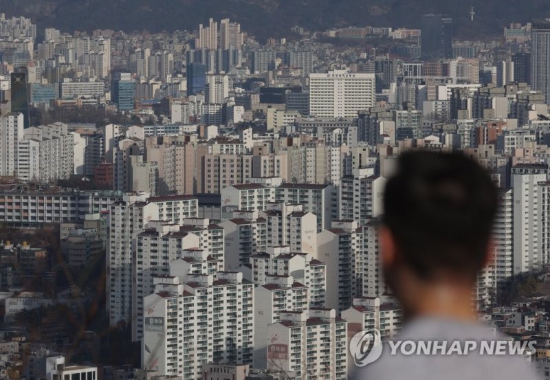 최근 수도권을 중심으로 전세가율이 하락하면서 추가 집값 하락으로 이어질지에 관심이 집중되고 있다. 남산에서 바라본 서울시내 아파트 단지. /연합뉴스