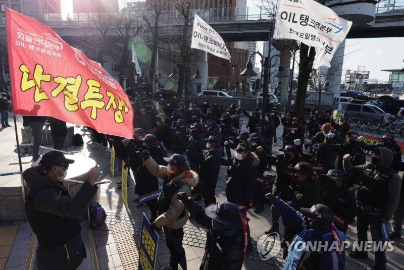 지난 7일 서울 중구 연세빌딩 앞에서 민주노총 화물연대 인천본부 주최로 열린 화물노동자 총력 결의대회에서 참가자들이 구호를 외치고 있다. /연합뉴스