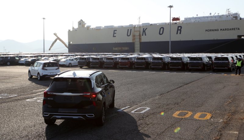 [사진톡톡] 기아 수출차 목포항까지 로드탁송 (출처=연합뉴스)