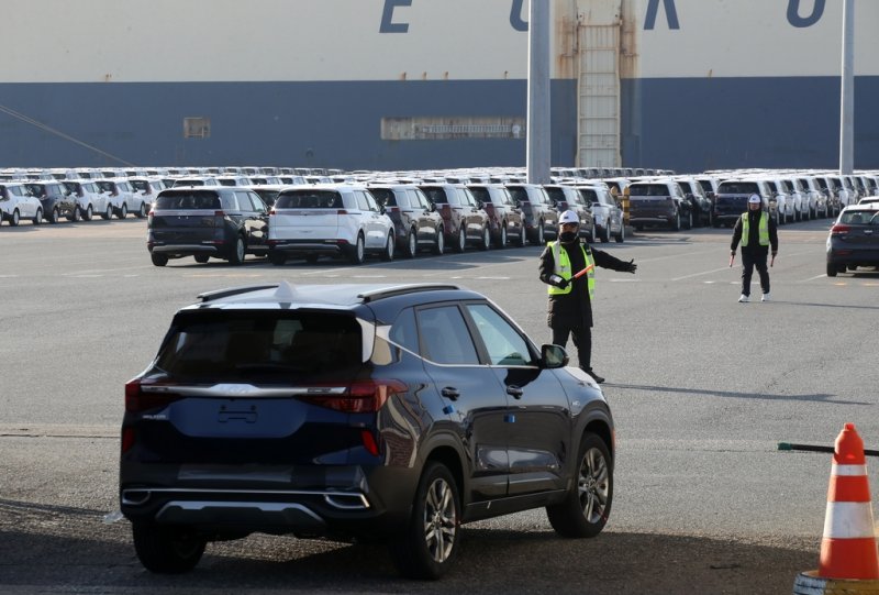 [사진톡톡] 기아 수출차 목포항까지 로드탁송 (출처=연합뉴스)