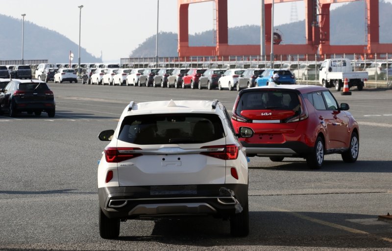 [사진톡톡] 기아 수출차 목포항까지 로드탁송 (출처=연합뉴스)