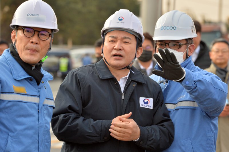 원희룡 국토부장관이 7일 오전 포스코 포항제철소 입구에서 포항제철소 관계자들로부터 철강제품 수송에 대한 설명을 듣고 있다.2022.12.7/뉴스1 ⓒ News1 최창호 기자