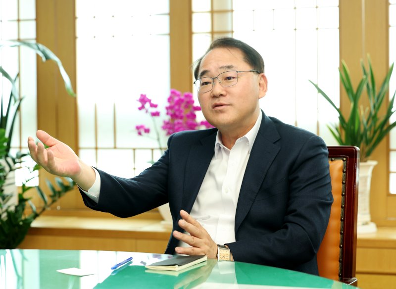 김종훈 전북도 경제부지사가 지난달 30일 전북도청 집무실에서 파이낸셜뉴스와 인터뷰를 갖고 지역 현안에 대해 설명하고 있다.
