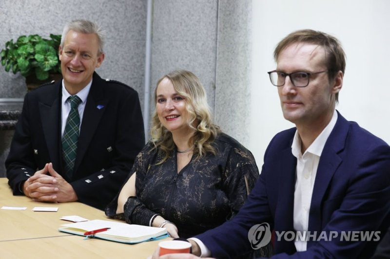 연합뉴스와 인터뷰하는 영국 정부 대표단 인터뷰하는 영국 정부 대표단 (서울=연합뉴스) 강민지 기자 = 영국 국제통상부(DIT)의 글로벌 스타트업 유치 프로그램 'GEP'를 이끄는 미셸 데이비드슨 존스 총괄(가운데)과 핵심 관계자들이 지난 17일 서울 중구 주한영국대사관에서 연합뉴스와 인터뷰하고 있다. 2022.11.20 mjkang@yna.co.kr (끝)
