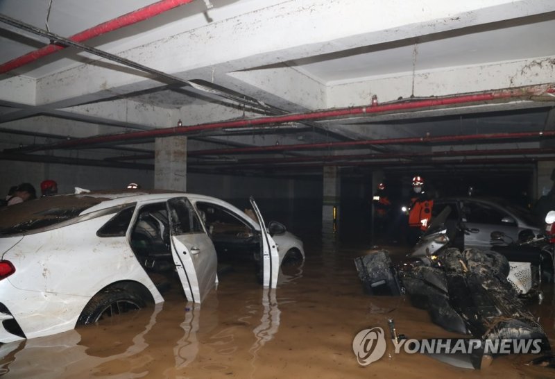 침수된 포항 지하주차장 아직 침수된 포항 지하주차장 (포항=연합뉴스) 박세진 기자 = 7일 오후 2명이 구조되고 7명이 숨진 것으로 파악된 경북 포항시 한 아파트 지하주차장 내부에서 소방 대원들이 구조 당시 상황을 설명하고 있다. 2022.9.7 psjpsj@yna.co.kr (끝)