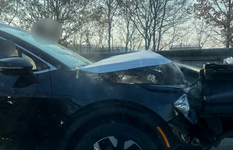 [광주=뉴시스] 광산구 무진대로에서 기아 수출용 SUV 완성 차량이 개별 운송 중 사고를 당했다. 독자제공