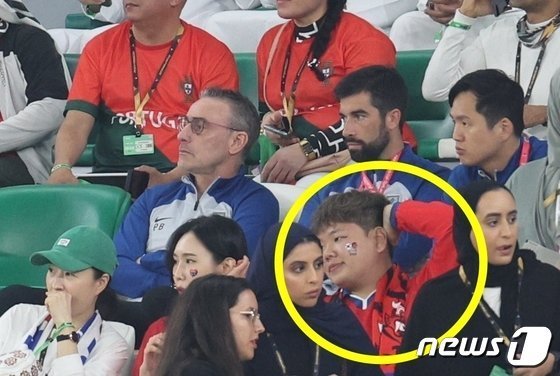 파울루 벤투 대한민국 축구대표팀 감독이 2일 오후(현지시간) 카타르 알라이얀 에듀케이션 시티 스타디움에서 열린 2022 카타르 월드컵 조별리그 H조 3차전 포르투갈과의 경기를 관중석에 앉아 지켜보고 있다. 벤투 감독 앞에는 여행 유튜버 '곽튜브'가 앉아 있다. ⓒ 뉴스1