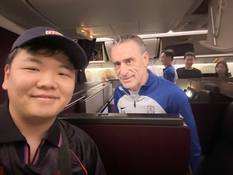 115만 구독자를 보유한 유튜버 '곽튜브'가 7일 귀국 항공편에서 대한민국 축구대표팀을 이끄는 파울루 벤투 감독과 선수들을 마주쳤다. (인스타그램 갈무리)