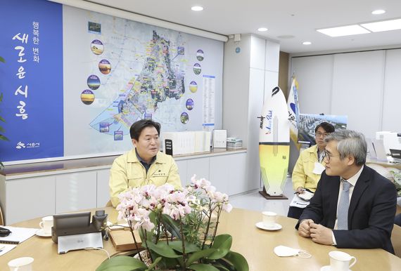 지난7일 시흥시청에서 열린 간담회에서 임병택 시흥시장(왼쪽)과 김진용 인천경제자유구역청장이 대화하고 있다. 사진=시흥시