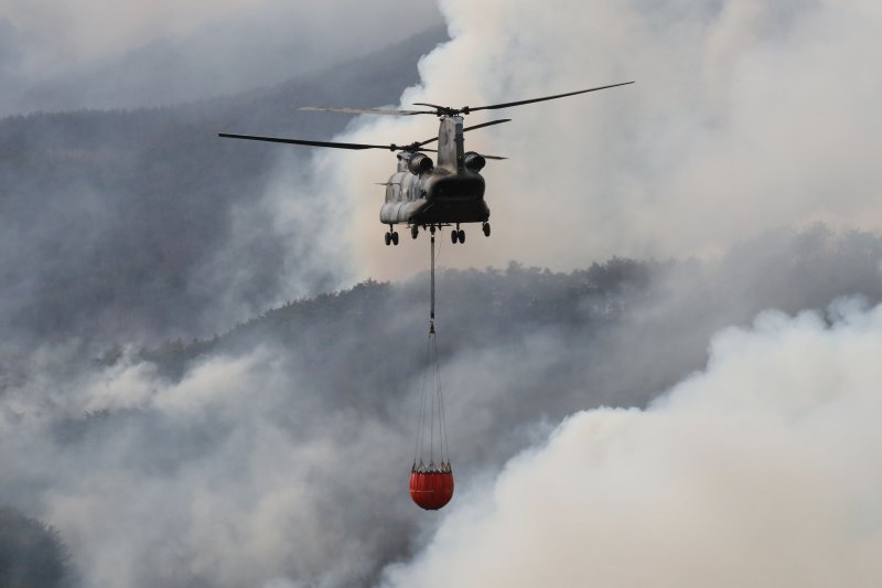 지난 3월7일 경북 울진에서 육군항공사령부 소속 CH-47 '치누크' 헬기가 산불 진화작전을 하고 있다. (국방일보 제공) 2022.3.8/뉴스1