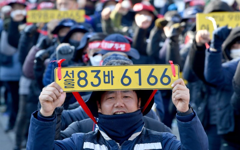 [광주=뉴시스] 김혜인 기자 = 민주노총 광주지역 화물연대 총파업 결의대회가 열린 7일 오후 광주 서구 치평동 광주시청 앞에서 노동자들이 안전 운임제 확대를 촉구하고 있다. 2022.12.07. hyein0342@newsis.com