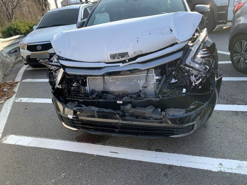 7일 오전 광주 서구 무진대로 일대에서 기아 오토랜드 광주공장 완성차 로드탁송 중이던 SUV 차량이 사고 발생으로 파손돼 있다. (온라인 커뮤니티 캡쳐) 2022.12.7/뉴스1 DBⓒ News1