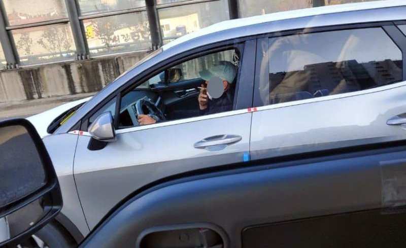 로드탁송 중 담배를 피우는 임시 기사의 모습. (온라인 커뮤니티 캡처) 2022.12.8/뉴스1