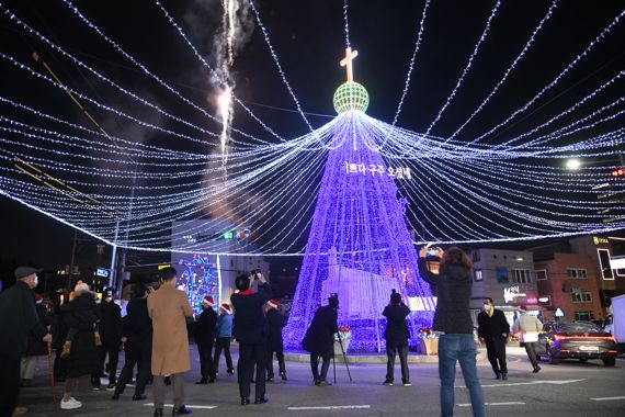 광주광역시 남구는 오는 13일 양림 오거리에서 대형 크리스마스트리 점등식을 시작으로 내년 1월 13일까지 한 달간 '2022년 양림&크리스마스 문화 축제'가 열린다고 밝혔다. 사진=광주광역시 남구 제공