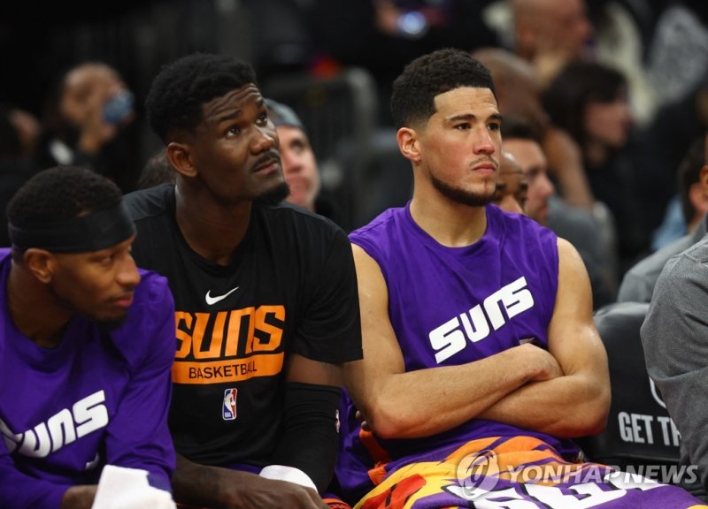 27점 차로 대패한 피닉스 선스 Dec 7, 2022; Phoenix, Arizona, USA; Phoenix Suns center Deandre Ayton (left) and guard Devin Booker react on the bench against the Boston Celtics in the second half at Footprint Center. Mandatory Credit: Mark J. Rebilas-USA TODAY Sports