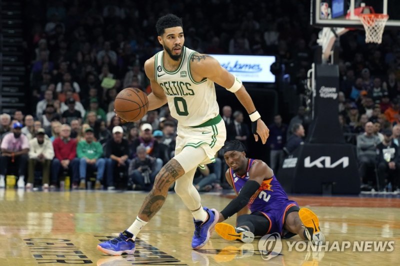 제이슨 테이텀 Boston Celtics forward Jayson Tatum (0) drives past Phoenix Suns forward Josh Okogie during the first half of an NBA basketball game, Wednesday, Dec. 7, 2022, in Phoenix. (AP Photo/Rick Scuteri)