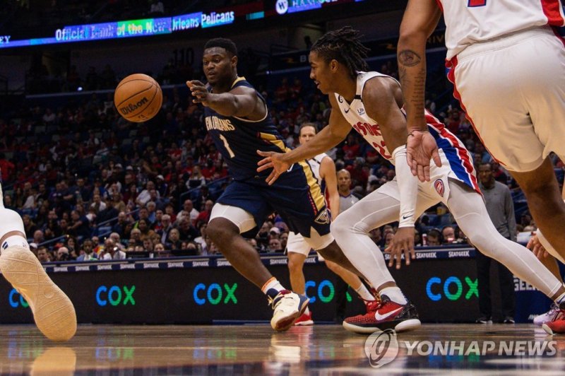 뉴올리언스의 자이언 윌리엄슨 Dec 7, 2022; New Orleans, Louisiana, USA; New Orleans Pelicans forward Zion Williamson (1) recovers a loose ball from Detroit Pistons guard Jaden Ivey (23) during the first half at Smoothie King Center. Mandatory Credit: Stephen Lew-USA TODAY Sports