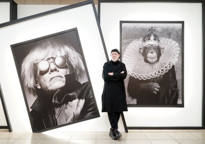 [서울=뉴시스]8일 알버트 왓슨이 예술의전당 한가람미술관에서 개막한 자신의 대규모 사진전에 내한 기념사진을 찍고 있다.