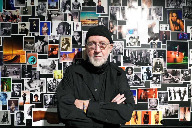 [서울=뉴시스]알버트 왓슨이 예술의전당에서 개막한 사진전에 내한 기념 사진을 찍고 있다.