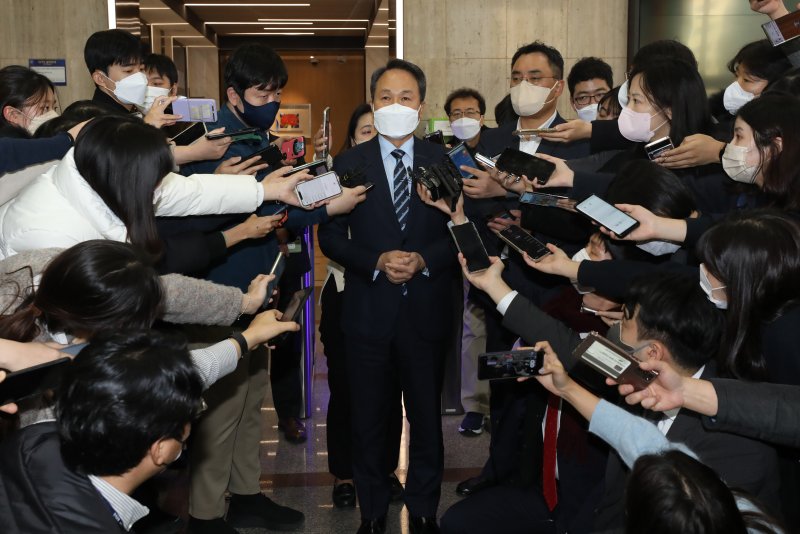 신한금융지주 차기 회장으로 선정된 진옥동 신한은행장이 8일 오후 서울 중구 신한금융지주 본사에서 취재진 질의에 답변하고 있다. 2022.12.8/뉴스1 /사진=뉴스1화상