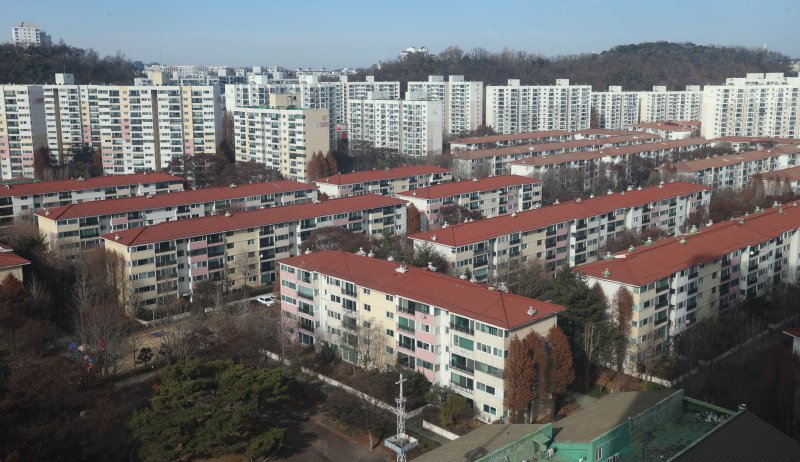 정부가 8일 재건축 안전진단 합리화 방안을 발표하면서 준공 후 30년이 넘어선 단지들의 재건축 추진이 빨라질 전망이다. 이날 서울 양천구 목동 일대 아파트. 연합뉴스
