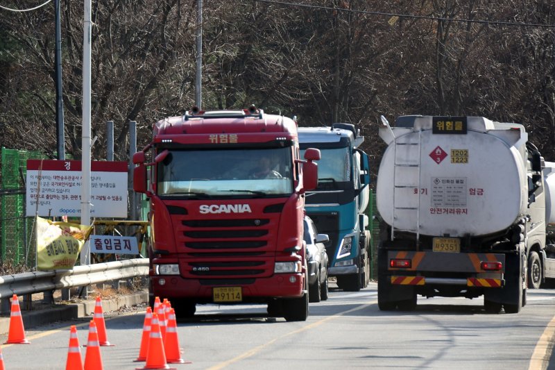 "공장 중단 위기 넘겼다" 석화·철강업계 출하 정상화 기대 [화물연대 업무복귀 임박]