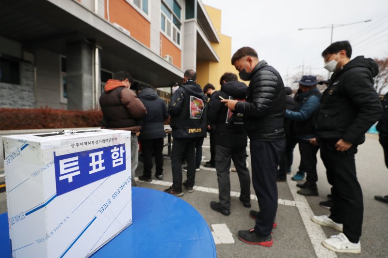 9일 오전 광주 광산구 진곡화물공영차고지에서 화물연대 광주본부 조합원들이 총파업 종료 및 현장 복귀 찬반투표에 참여하고 있다. 연합뉴스