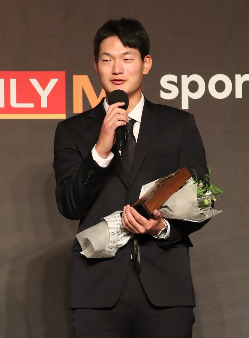 한화이글스 김서현이 1일 오전 서울 서대문구 스위스그랜드호텔에서 열린 '2022 조아제약 프로야구대상' 시상식에서 소감을 밝히고 있다. (일간스포츠 제공) 2022.12.1/뉴스1