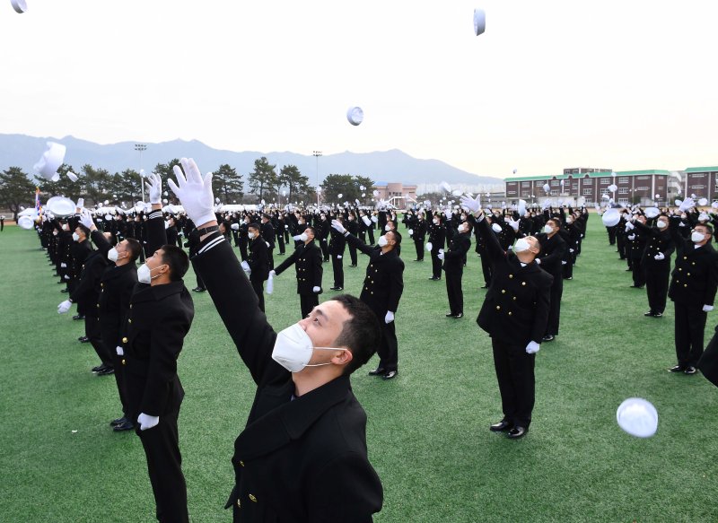 지난 2022년 12월 9일 경남 창원시 진해구 해군교육사령부에서 열린 해군병 687기 수료식에서 이등병이 힘차게 모자를 던지고 있다. 사진=해군 제공