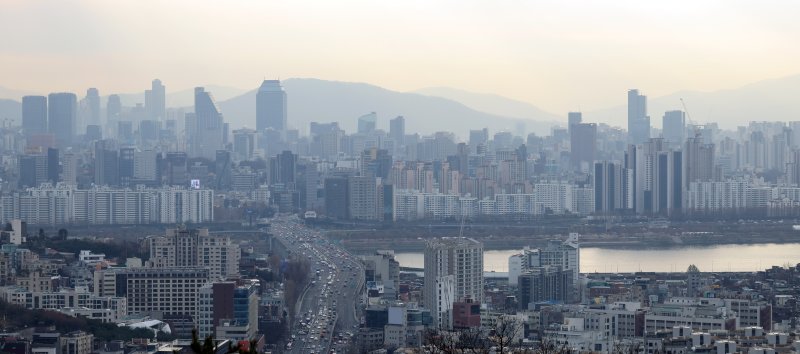 지난 9일 서울 남산에서 바라본 한강 주변 아파트 모습. 연합뉴스