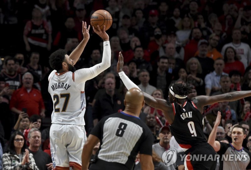 포틀랜드와 경기에 역전 3점포를 던지는 덴버의 머리. Denver Nuggets guard Jamal Murray, left, hits a 3-pointer with less than a second left in the NBA basketball game as Portland Trail Blazers forward Jerami Grant, right, defends in Portland, Ore., Thursday, Dec. 8, 2022. The Nuggets won 121-120. (AP Photo/Steve Dykes)