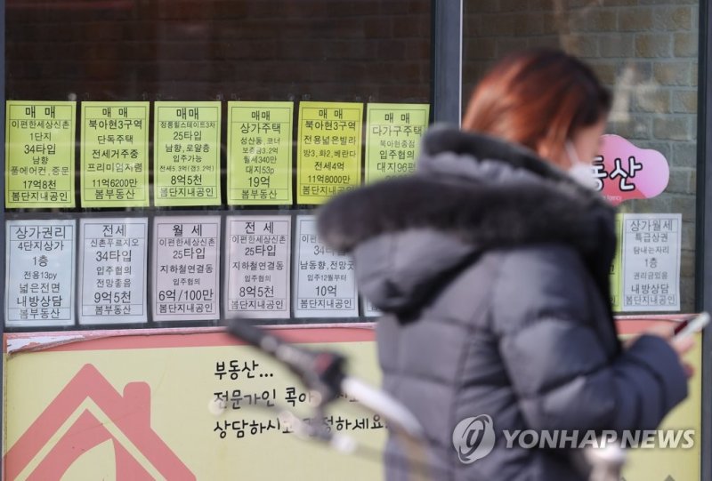 주금공, 보금자리론 금리 인상 수도권 전세금반환보증 가입한도 5억->7억 상향, 27일부터 적용 (서울=연합뉴스) 류효림 기자 = 가입 요건이 완화된 전세금 반환보증(상품명 전세지킴보증)이 27일 신청분부터 적용된다. 전세금반환보증은 임대차 계약 종료 시 임대인이 임차인에게 보증금을 반환하지 못할 경우 주택금융공사가 보증금을 돌려주고 임대인에게 구상권을 청구하는 제도다. 전세금반환보증 가입한도는 수도권 기준 현행 5억원에서 7억원으로 상향 조정됐다. 비수도권의 경우 3억원에서 5억원으로 높아졌다. 사진은 이날 서울 시내 부동산 중개