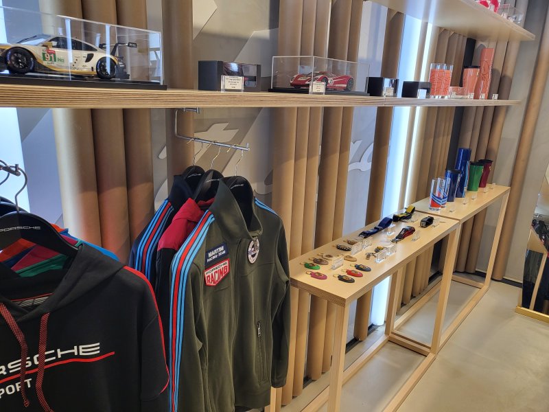 9일 포르쉐 나우 성수에 포르쉐 굿즈들이 전시되어 있다.