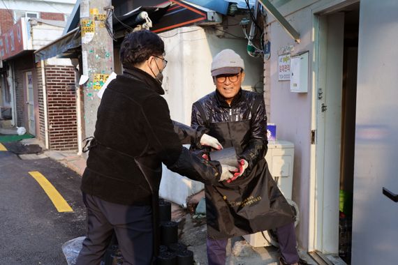 지난 9일 서울 관악구 삼성동에서 파이낸셜뉴스 신우회와 임직원 20여명은 '따뜻한 한반도 사랑의 연탄 나눔운동'을 통해 소외된 이웃에게 연탄을 배달했다. 이날 연탄 봉사에 참여한 전재호 파이낸셜뉴스미디어그룹 회장(오른쪽)이 연탄 나눔 봉사를 하고 있다. 사진=서동일 기자