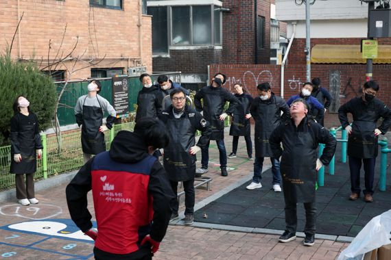 지난 9일 서울 관악구 삼성동에서 파이낸셜뉴스 신우회와 임직원 20여명은 '따뜻한 한반도 사랑의 연탄 나눔운동'을 통해 소외된 이웃에게 연탄을 전달했다. 이날 연탄 나눔 봉사에 참여한 파이낸셜뉴스 임직원들이 준비운동을 하고 있다. 사진=서동일 기자