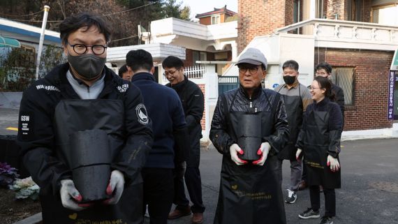 지난 9일 서울 관악구 삼성동에서 파이낸셜뉴스 신우회와 임직원 20여명은 '따뜻한 한반도 사랑의 연탄 나눔운동'을 통해 소외된 이웃에게 연탄을 전달했다. 이날 연탄 봉사에 참여한 전재호 파이낸셜뉴스미디어그룹 회장(앞줄 오른쪽)과 변동식 파이낸셜뉴스 사장(앞줄 왼쪽)이 연탄을 손수 나르고 있다. 사진=서동일 기자