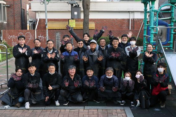 지난 9일 서울 관악구 삼성동에서 파이낸셜뉴스 신우회와 임직원 20여명은 '따뜻한 한반도 사랑의 연탄 나눔운동'을 통해 소외된 이웃에게 연탄을 후원했다. 이날 연탄 봉사에 참여한 전재호 파이낸셜뉴스미디어그룹 회장(둘째줄 왼쪽 다섯번째), 변동식 파이낸셜뉴스 사장(둘째줄 왼쪽 세번째) 등이 손으로 '하트모양'을 표현하고 있다. 사진=서동일 기자