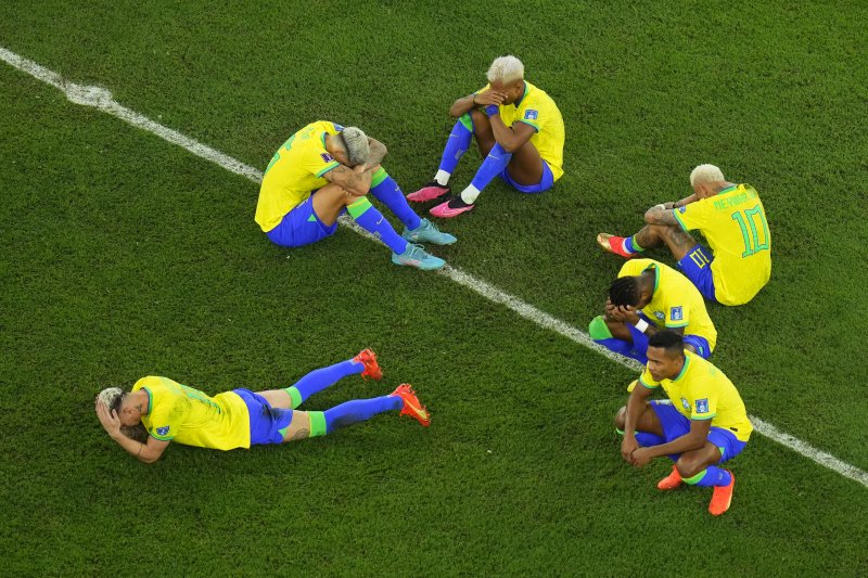 반면 승부차기 끝에 패해 4강 진출이 좌절된 브라질 선수들은 경기장에 주저 앉아 망연자실한 표정을 짓고 있다. AP연합