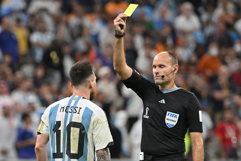 Spanish referee Antonio Mateu Lahoz shows a yellow card to Argentina's forward #10 Lionel Messi during the Qatar 2022 World Cup quarter-final football match between Netherlands and Argentina at Lusail Stadium, north of Doha, on December 9, 2022. (Photo by Alberto PIZZOLI / AFP) /사진=연합 지면외신화상