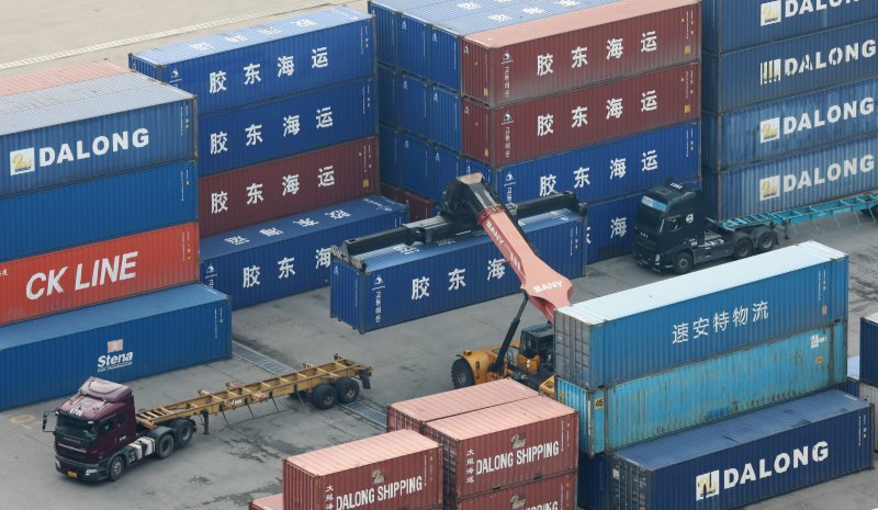 민주노총 공공운수노조 화물연대본부의 집단운송거부(총파업) 16일째를 맞은 9일 오후 경기 평택시 포승읍 평택항 수출 야적장에서 화물차들이 컨테이너를 나르고 있다. 화물연대는 이날 총파업 철회 여부를 결정하기 위한 총투표를 진행했으며 투표 결과는 파업 종료로 가결됐다. 2022.12.9/뉴스1 ⓒ News1 김영운 기자