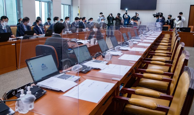 김민기 국회 국토교통위원회 위원장이 9일 오전 서울 여의도 국회에서 열린 국토교통위원회 전체회의에서 의사봉을 두드리고 있다. 국민의힘 의원들은 전체 불참한 가운데 더불어민주당 단독으로 '안전운임제 일몰 3년 연장' 법안이 의결됐다. 2022.12.9/뉴스1 ⓒ News1 이재명 기자