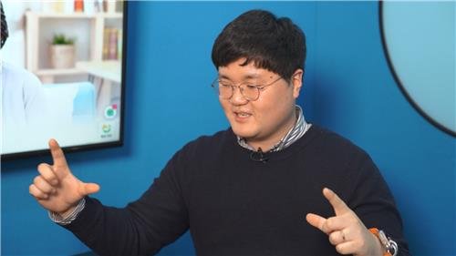 [스타트업 발언대] 젊은 창업가는 왜 '고령화'에 주목했나 이진열 한국시니어연구소 대표가 지난달 28일 서울 강남구 테헤란로 사무실에서 재가요양 산업 현황을 설명하고 있다.