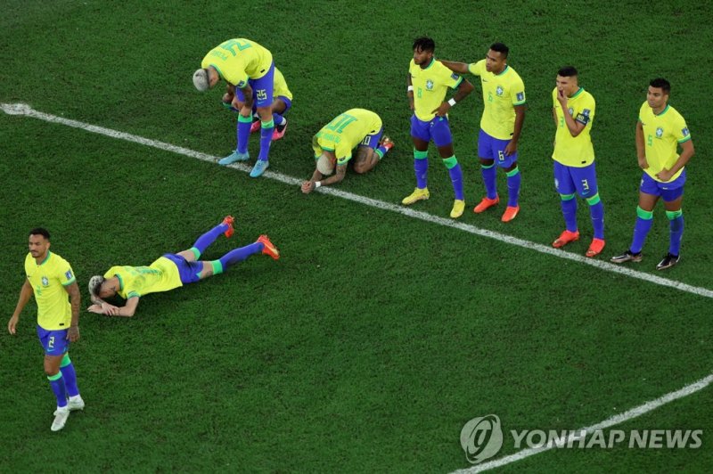 브라질의 '충격패' Brazil's players react after losing the Qatar 2022 World Cup quarter-final football match between Croatia and Brazil at Education City Stadium in Al-Rayyan, west of Doha, on December 9, 2022. (Photo by Giuseppe CACACE / AFP)